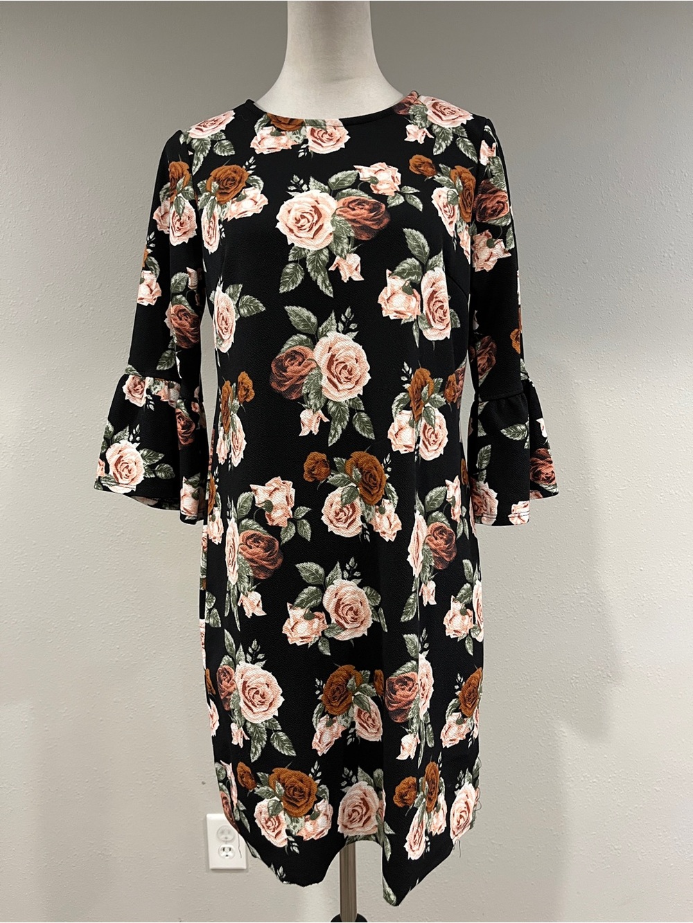 Women's Black Floral Shift Dress with long Ruffled Sleeves size medium